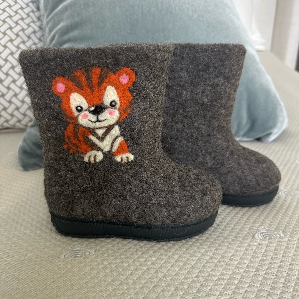 Kids Taupe/Gray Felt Boots (Valenki) with Tiger and Paw Print